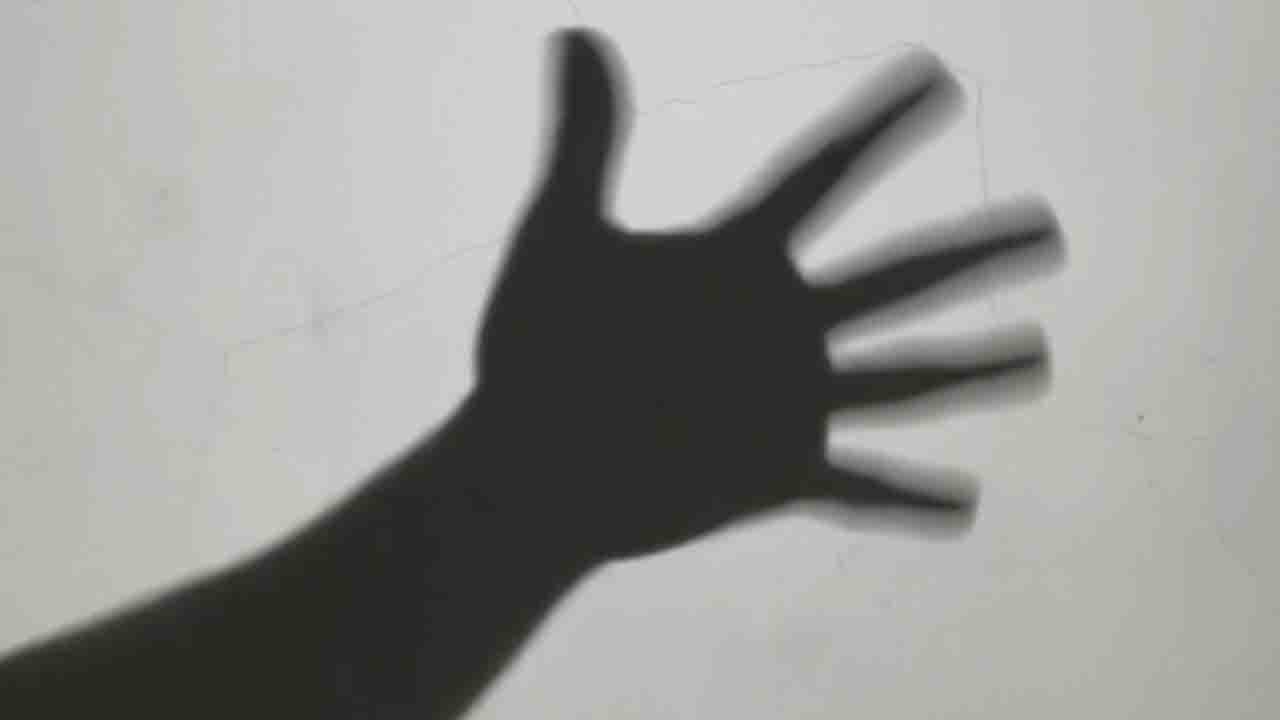 Man recreates Michael Jackson's iconic moonwalk with the shadow of his hands