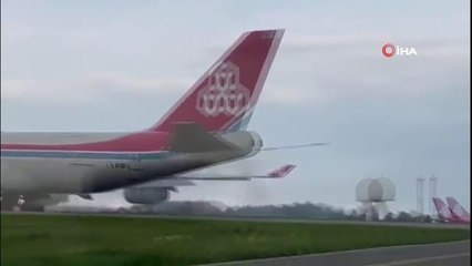 Acil iniş yapan kargo uçağının iniş takımı koptu