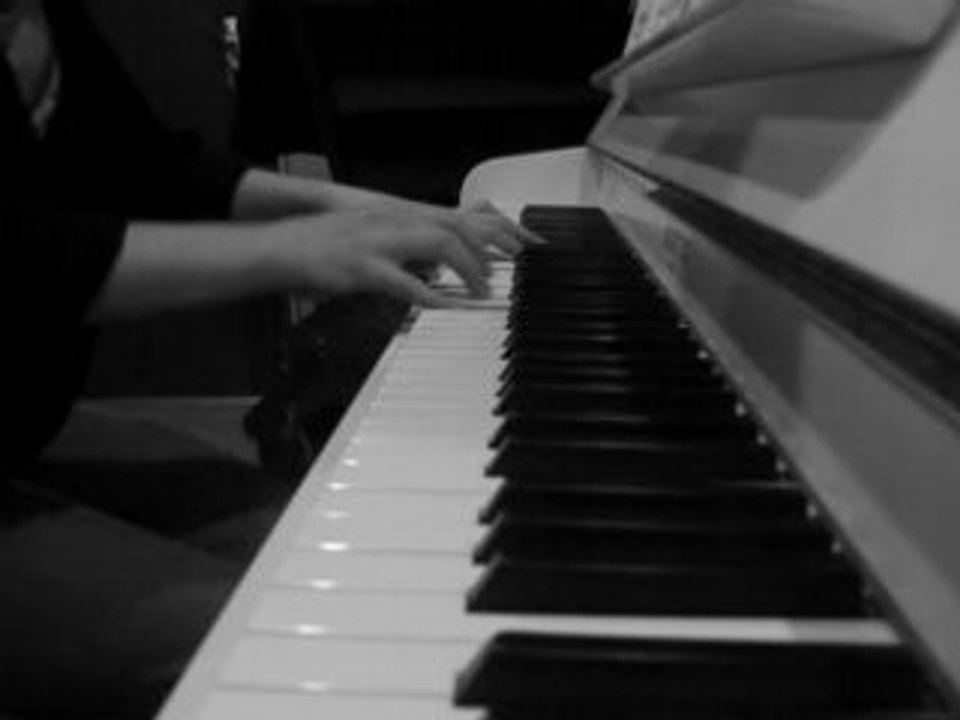 manu au piano
