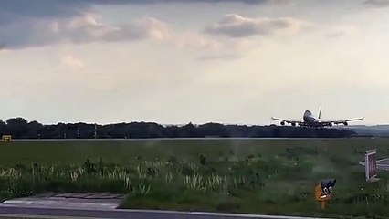 Acil inişte iniş takımları koptu