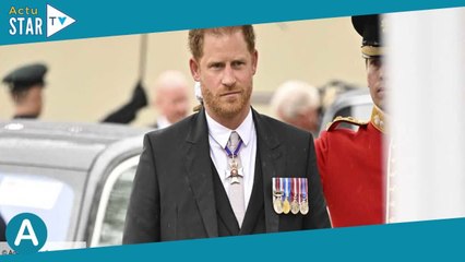 Harry souriant pour sa première apparition publique après le couronnement de Charles III