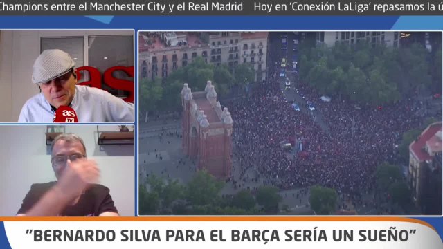 Javier Miguel le canta el himno del Barça a Roncero