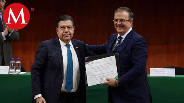 El INAP entregó a Marcelo Ebrard el ‘Doctorado Honoris Causa’