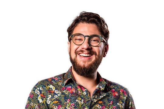 Professor de filosofia indiana explica porque algumas pessoas são tão felizes e outras infelizes