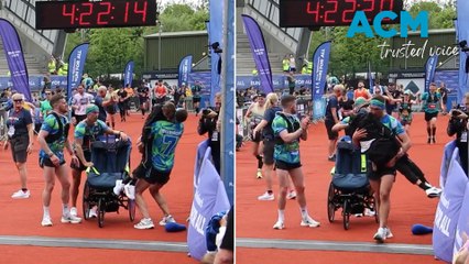 Marathoner carries teammate over the finish line of Rob Burrow Leeds Marathon