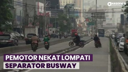 Hindari Razia, Belasan Pemotor Nekat Lompati Separator Busway di Gambir