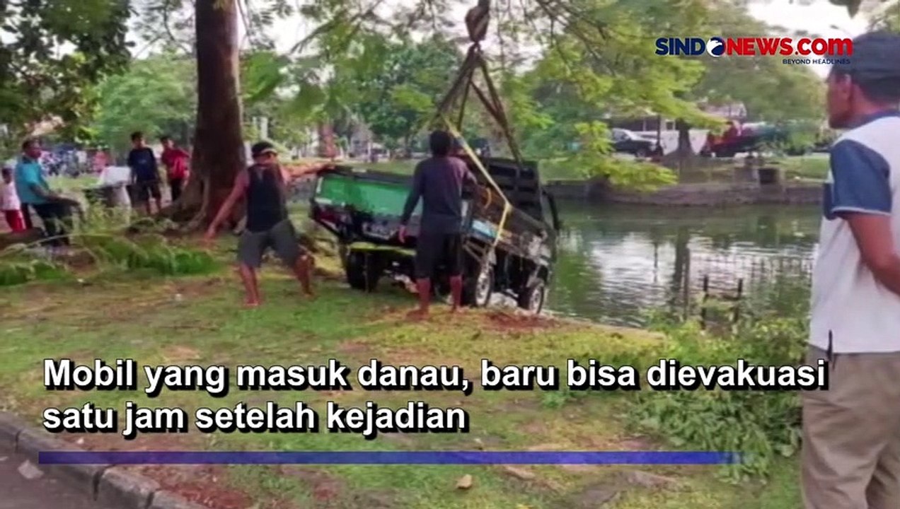 Diduga Salah Injak Rem, Mobil Bak Terbuka Terjun ke Danau di Perumahan Graha Bintaro