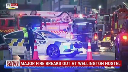 Download Video: Drame cette nuit en Nouvelle-Zélande : Au moins six personnes ont péri dans l'incendie d'un hôtel de quatre étages hébergeant des travailleurs et personnes défavorisées dans le centre de la capitale, Wellington