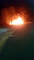 एक्सीडेंट के बाद जली कार, दो लड़कों को बचाया- देखें वीडियो