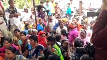 अटल आवासों की मरम्मत को लेकर लोगों ने सांसद और महापौर को घेरा,