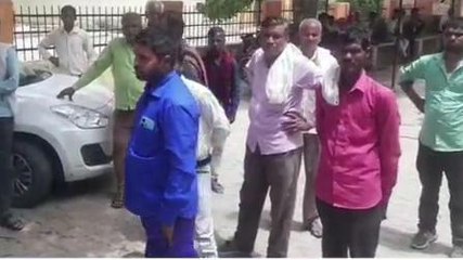 मैनपुरी: संदिग्ध परिस्थितियों में युवक का शव पेड़ पर लटकता मिला, देखें वीडियो