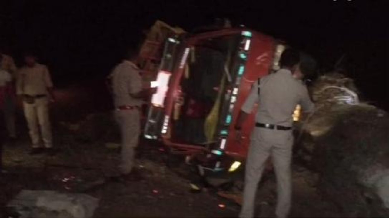 पुल से नीचे गिरा बारातियों से भरा ट्रक,खून और चीखों से कांप उठे लोग