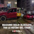 Massimo Boldi e la sua auto sulle rotaie del tram