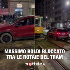 Massimo Boldi e la sua auto sulle rotaie del tram