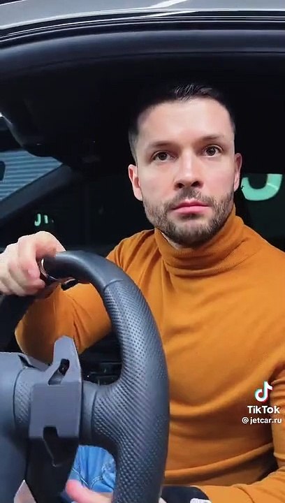 Il montre à quel point la Lamborghini Urus a des finitions et matériaux de mauvaise qualité