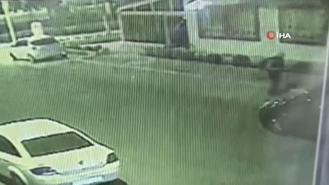 Motosiklet hırsızı iş başında...Pişkin hırsız güvenlik kamerasını fark edince yüzünü kapattı