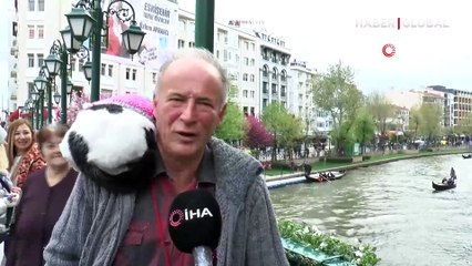 Omzunda taşıdığı kedisiyle Türkiye'yi geziyor: Keyifli bir yer görünce miyavlıyor