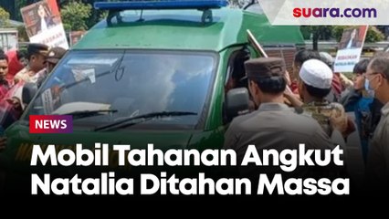 Mobil Tahanan yang Angkut Natalia Rusli Sempat Ditahan Massa yang Mengklaim dari Koalisi Mahasiswa Hukum Nusantara