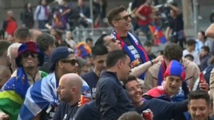 Multitudinaria rúa de campeones del Barça masculino y femenino