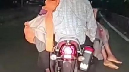 रोड पर हर कोई रह गया हैरान, "पिता के हाथ में बेटी की लाश" और लंबा सफर