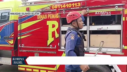 Tim Rescue Damkar Makassar Evakuasi Biawak di Kolam Ikan