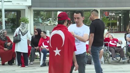 Özel gençlere davullu zurnalı asker uğurlaması