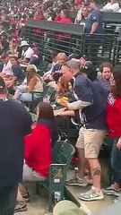 Homem esbofeteia mulher em discussão em bancada de jogo de basebol
