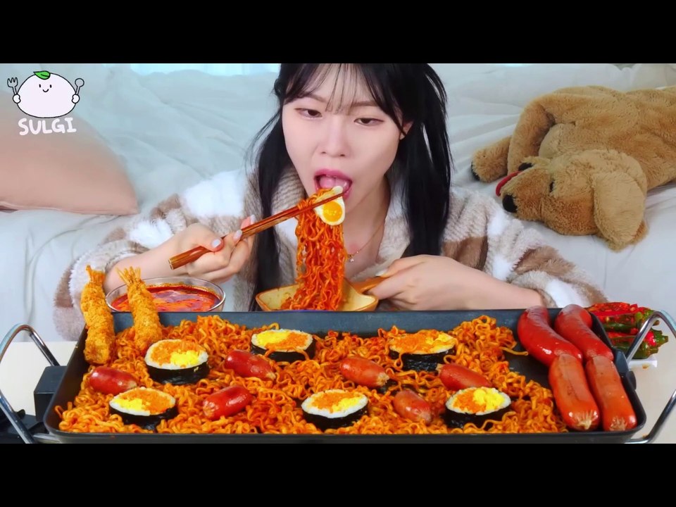ASMR MUKBANG, Carrot Egg Kimbap, Fire noodles, Frank Sausage, Kimchi, Deep fried Shrimp.