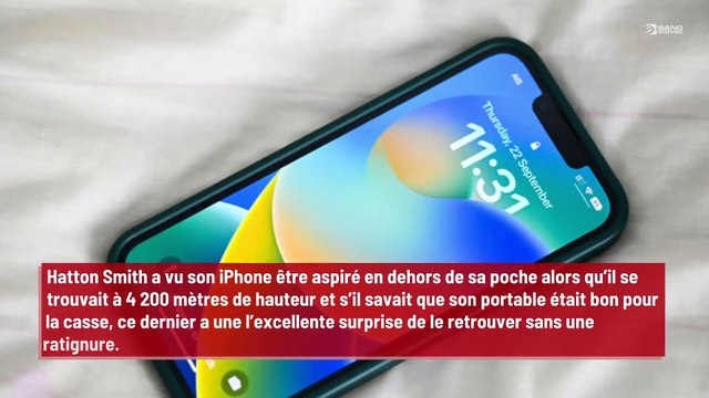 Alors qu’il fait un saut en parachute, son téléphone tombe de 4 200 m mais résiste à la chute !