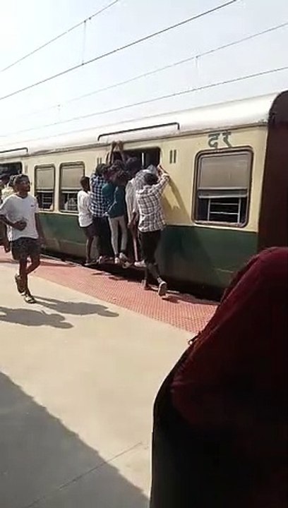 VIDEO: चेन्नई में टे्रन के दरवाजे से लटकते हुए...