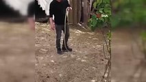Bahçesine giren yılanı elleriyle yakaladı