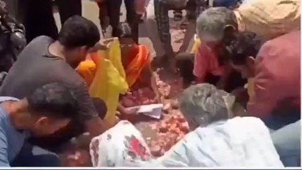 खंडवा: किसानों का अनोखा विरोध प्रदर्शन, प्याज के दाम नहीं मिलने पर बांटे निशुल्क