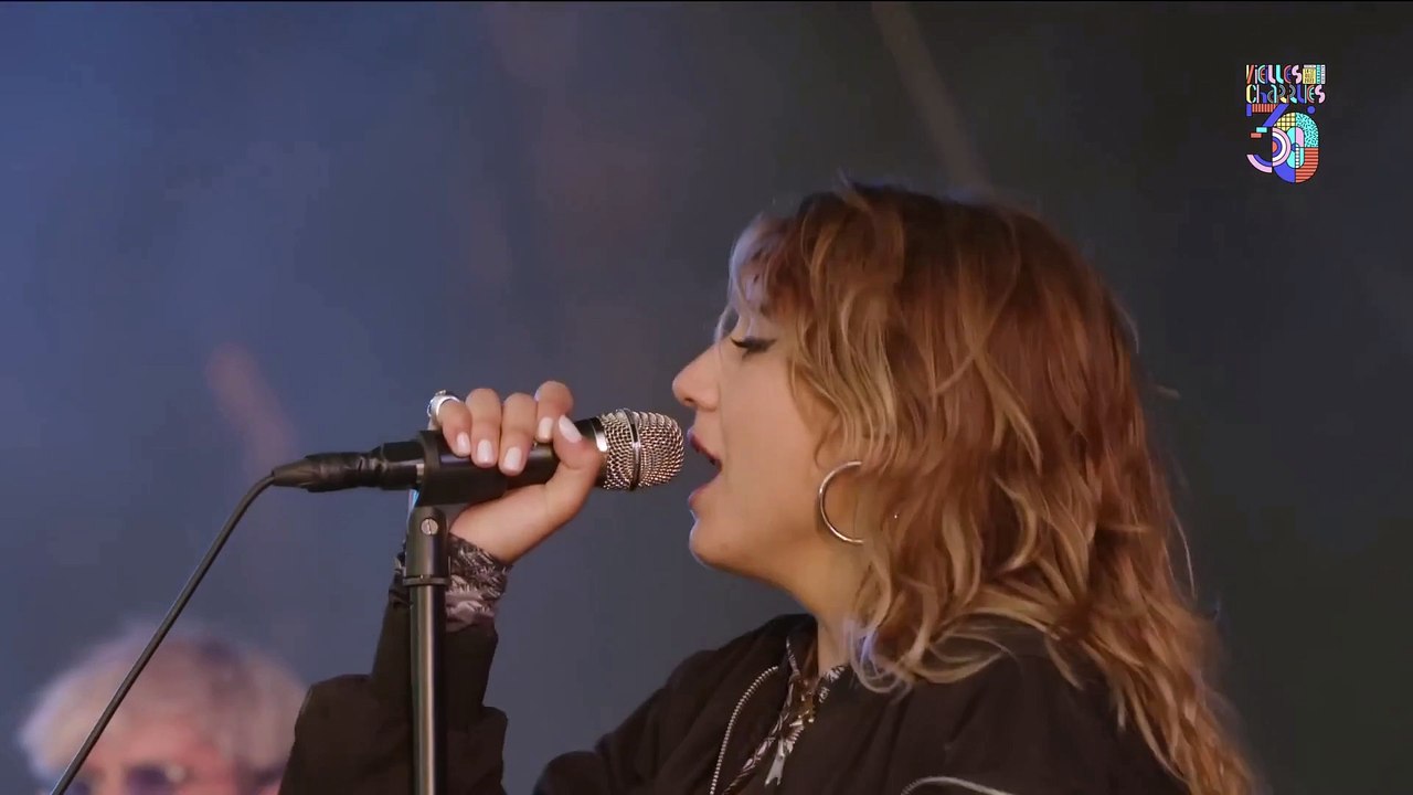 Izïa chante "Mon coeur" aux Vieilles Charrues