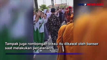 Umat Muslim di Indramayu Beri Makan hingga Minum untuk Rombongan Biksu dari Thailand