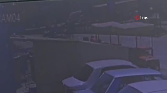 Otomobil yaya geçidinden geçen bisiklete çarptı: 1 yaralı