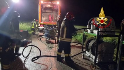 Download Video: Autocisterna carica di gpl si ribalta nel maceratese, le immagini