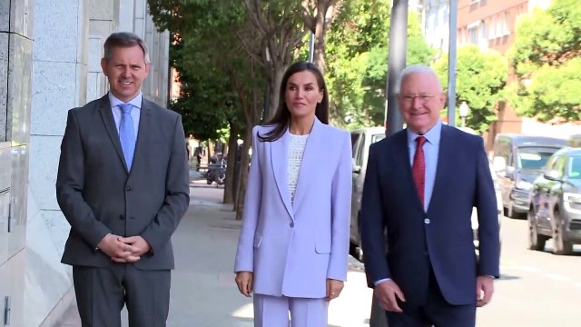 La reina Letizia enamora en clave 'work' con un traje lila y una blusa romántica