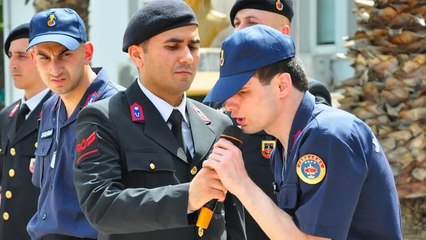 Temsili askerlik töreninde engelli gencin okuduğu türkü duygulandırdı
