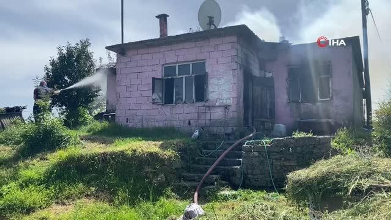 Evde çıkan yangından 92 yaşındaki kadın canını zor kurtardı