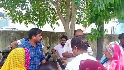 विश्वकर्मा-कॉलोनी में पानी की सप्लाई नहीं,महिलाओं ने किया एईएन कार्यालय का घेराव
