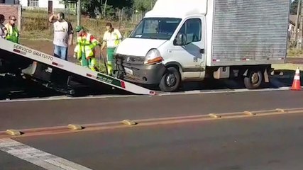 Télécharger la video: Veículos se envolvem em colisão na rodovia BR-277, em Cascavel