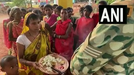 शहीद जवान की गांव में लगाई मूर्ति, लोग करते हैं पूजा : देखें VIDEO