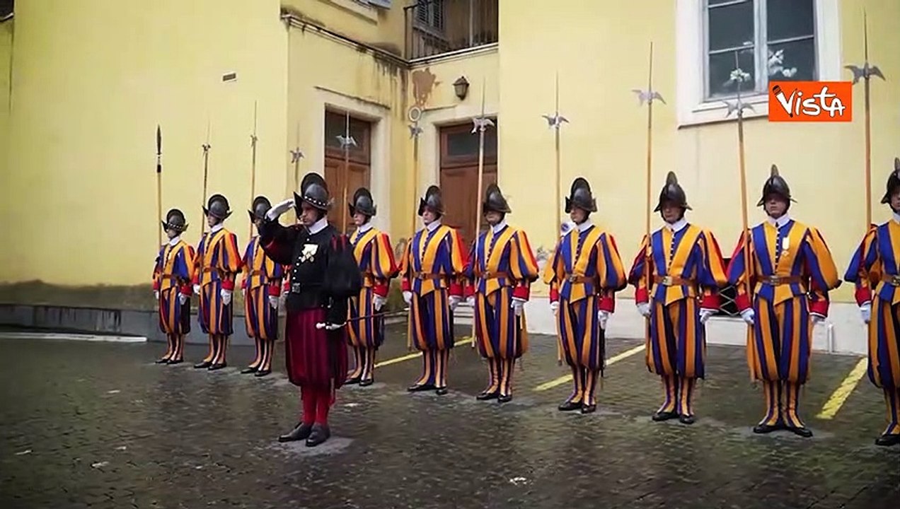 Zelensky incontra Papa Francesco, il Pontefice gli dona un ramoscello d'ulivo