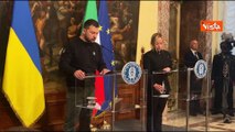 Meloni beve acqua durante la conferenza stampa. Zelensky non tocca il bicchiere