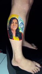 Moradora tatua rosto da prefeita de Ouro Branco em seu corpo