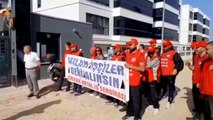 İşten çıkarılan işçiler, fabrika önünde seslerini duyuramayınca işverenin evinin önünde eylem yaptı