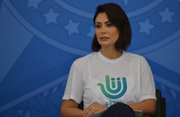 Gleisi Hoffmann faz ataque a Michelle Bolsonaro em entrevista: 'santa do pau oco'