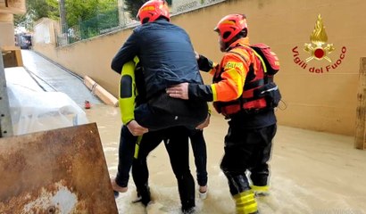 Maltempo in Emilia Romana, soccorso operaio a Riccione (16.05.23)
