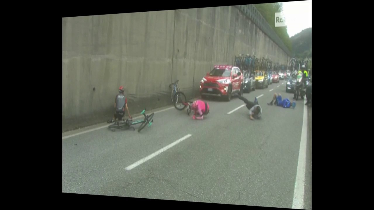 spettacolare caduta al giro a 53 km dal traguardo di viareggio