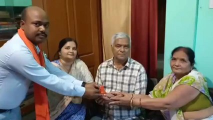 बक्सर: सनातन धर्म प्रेमियों को घर-घर तक गंगाजल पहुंचा रहे यह शख्स, जानिए कौन है यह